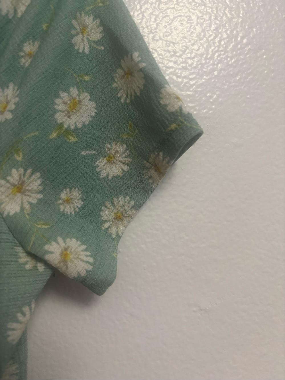 Liberty Love Sage Green Daisy Print Front-Tie Tee — Women’s Size Large - Picture 4 of 5
